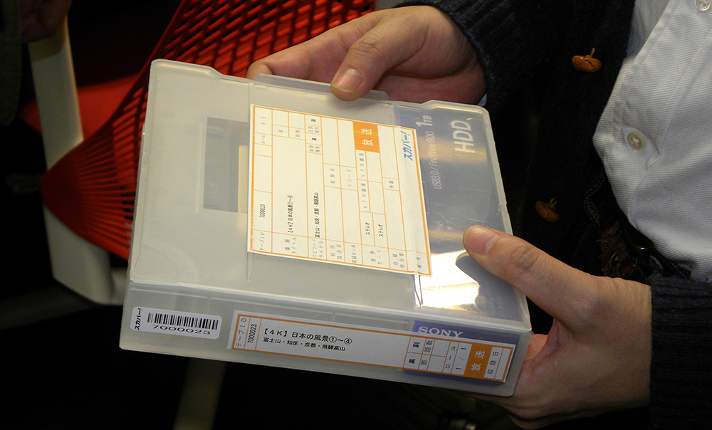 スカパー！納品用のポータブルHDD。ケースにテープ納品に使われていたシールが流用されているのは現場にとって安心感がある